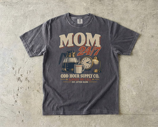 MOM 24/7 vintage badge T-shirt in Pepper, Comfort Colors 1717 front view